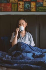 欧美喜剧连续剧封面，轻松明快的色调，适合放松心情时欧美日韩在线观看