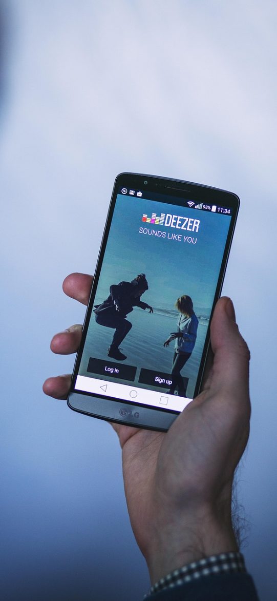 欧美日韩在线观看 App 播放界面截图，竖屏播放器居中，下方是选集列表与清晰度切换按钮，夜间模式深色背景